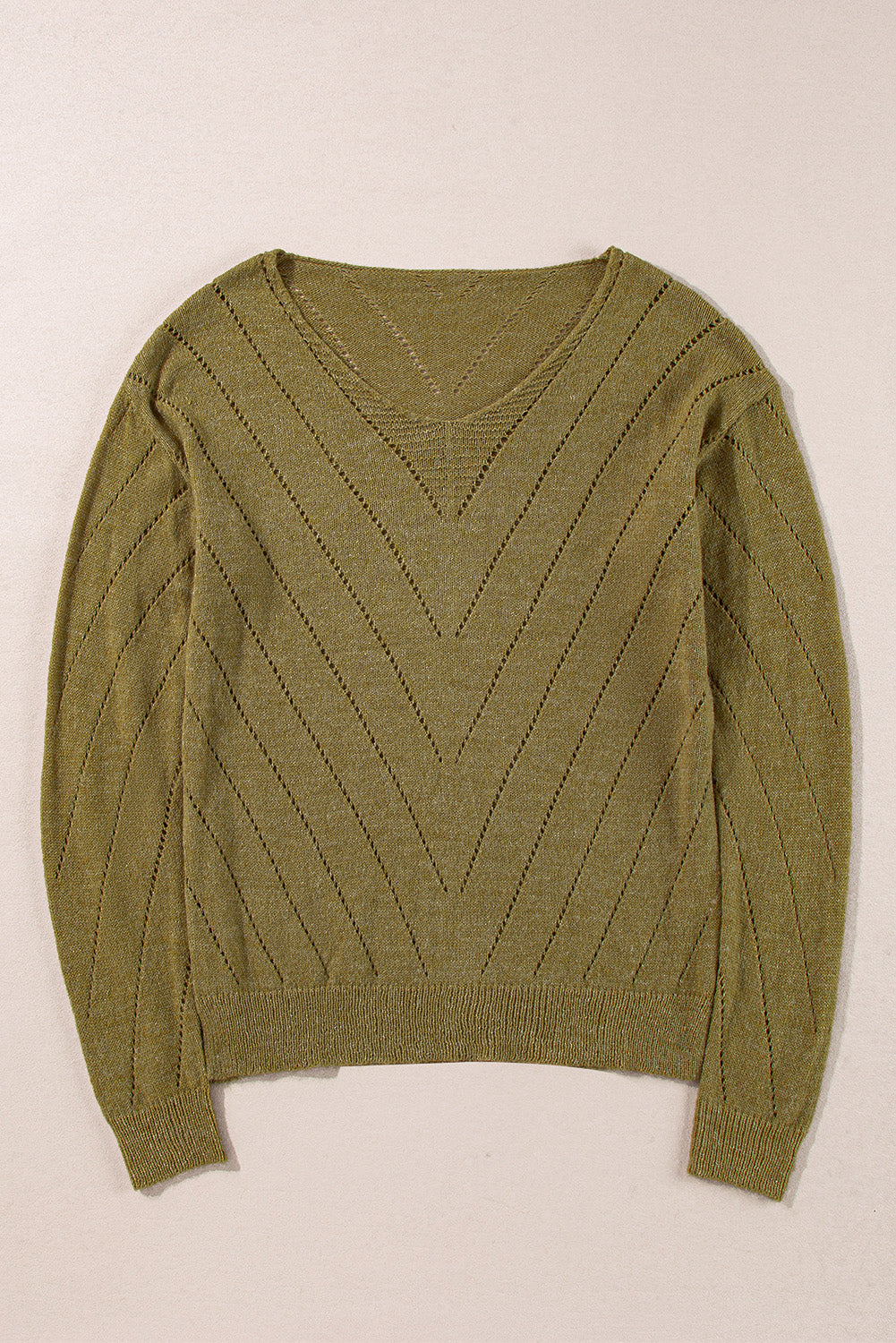 Salbeigrüner pullover mit v-ausschnitt und tropfenschulter in ösenform
