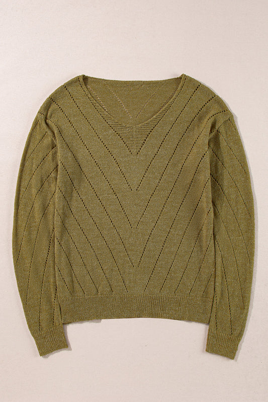 Salbeigrüner pullover mit v-ausschnitt und tropfenschulter in ösenform