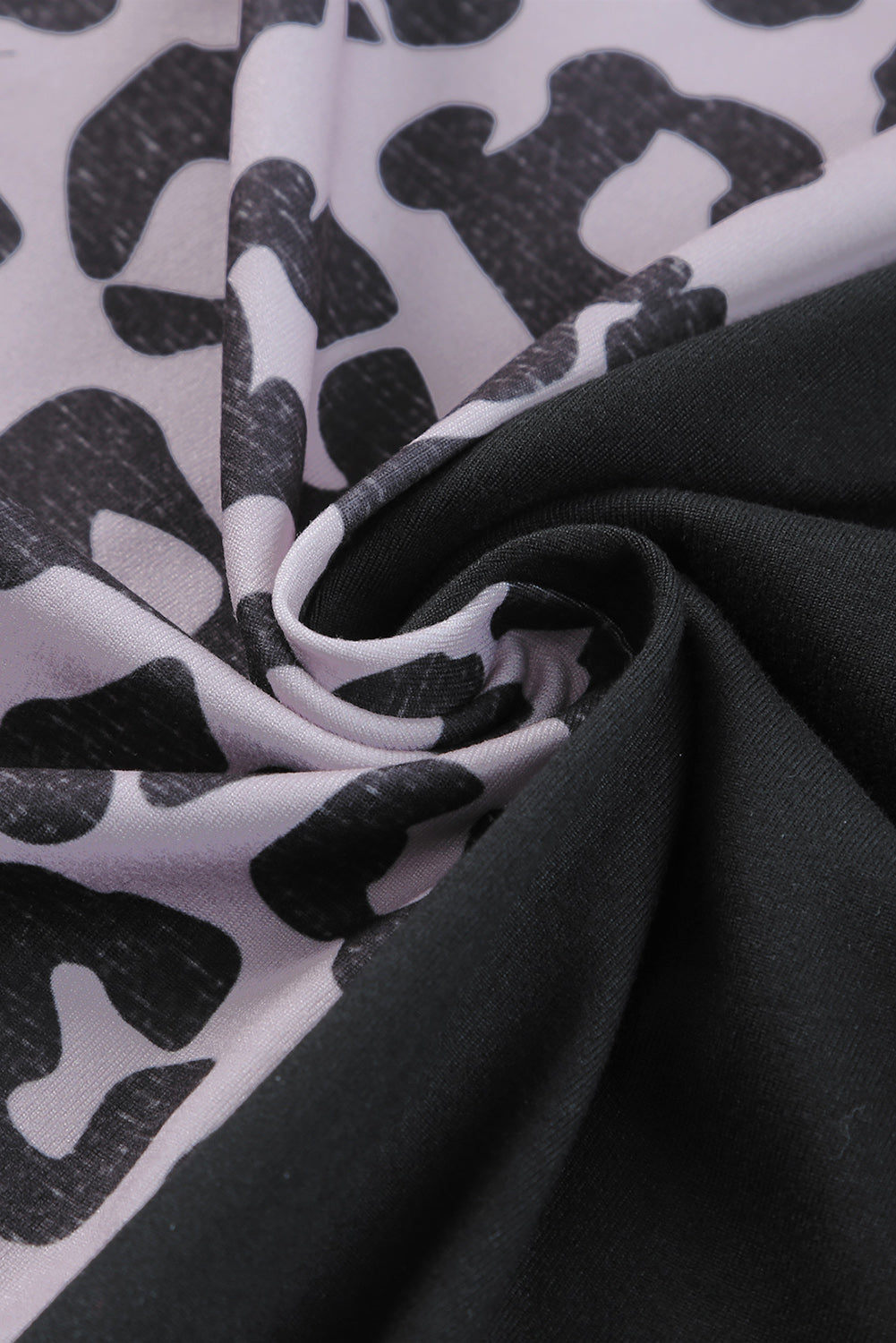 Schwarzes kontrastfarbiges leoparden-t-shirt-kleid mit kurzen ärmeln und schlitzen