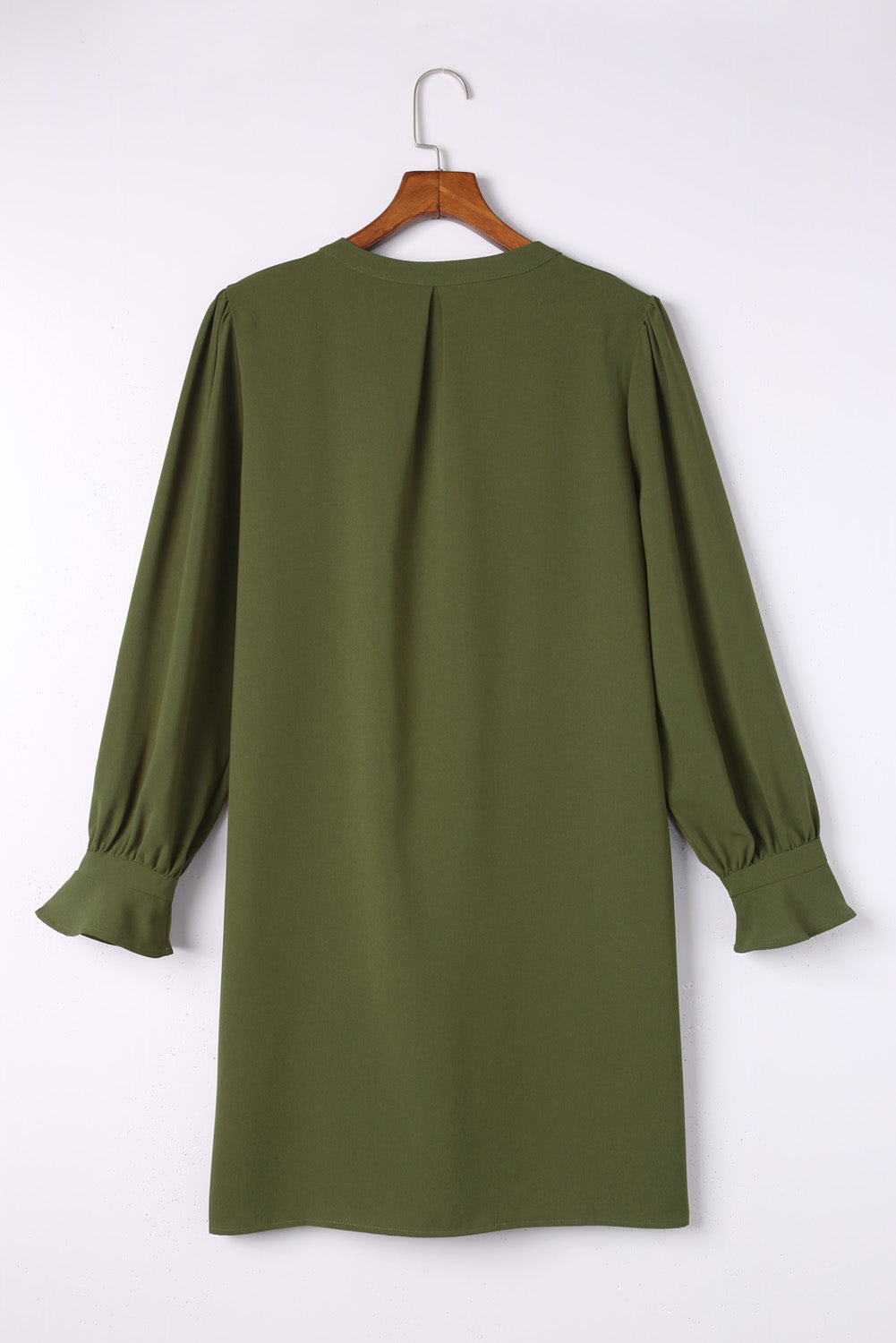 Grünes shirtkleid mit gerafften ärmeln und geteiltem v-ausschnitt