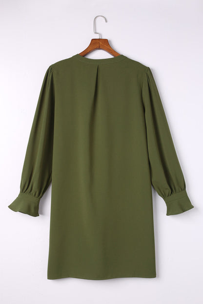 Grünes shirtkleid mit gerafften ärmeln und geteiltem v-ausschnitt