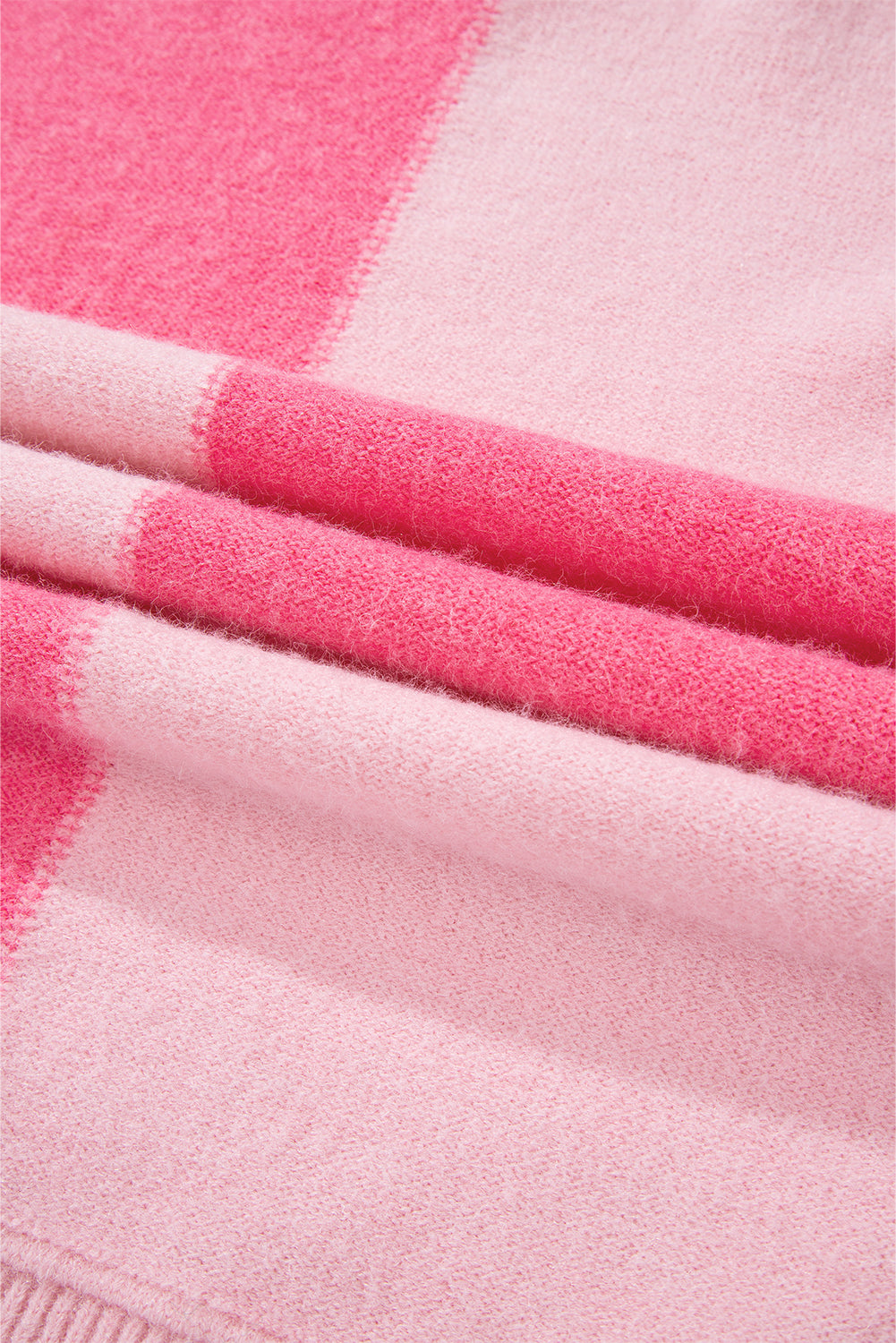 Rosa karierter, gestreifter, hochgeschlossener pullover mit farbblockmuster