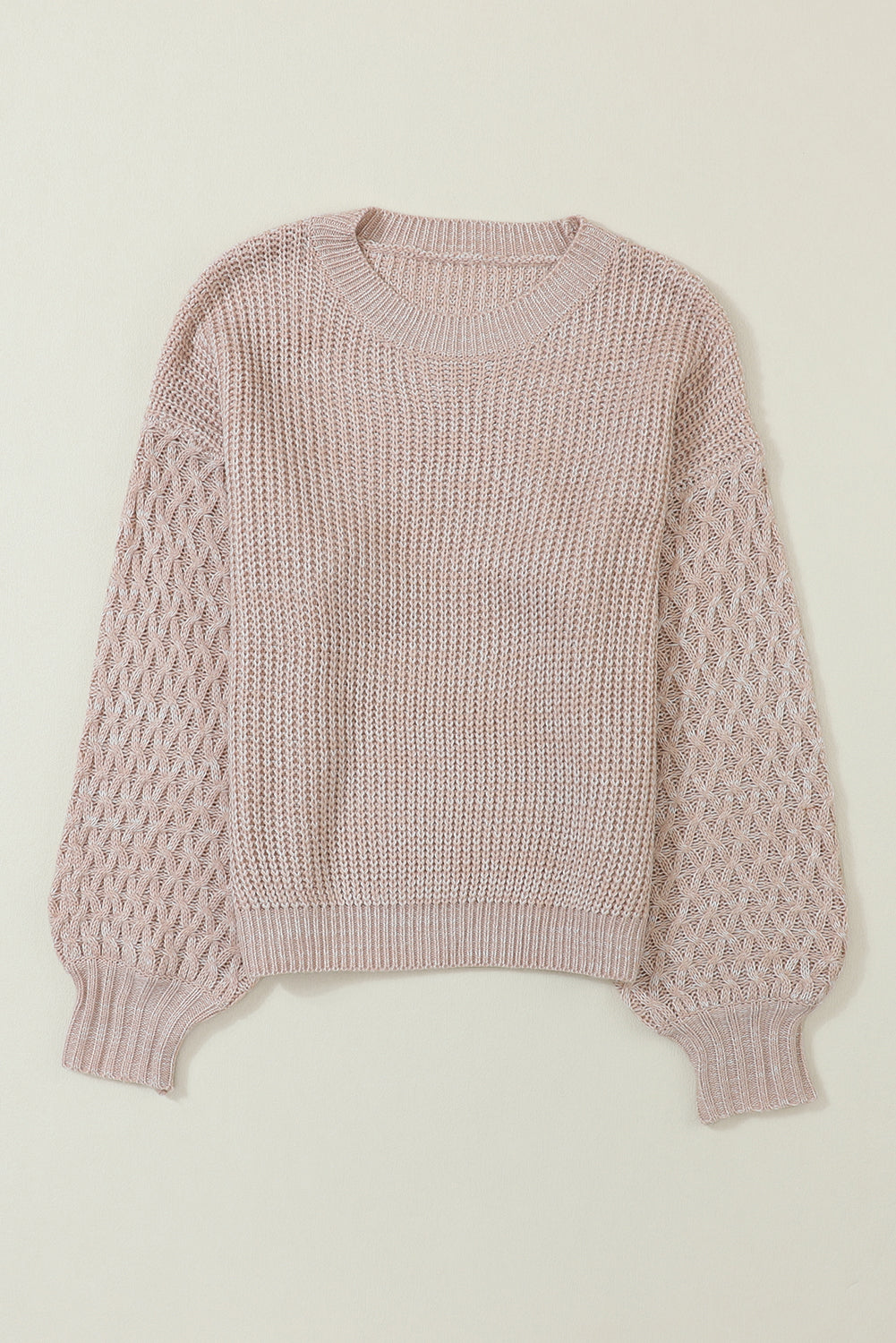 Pergamentfarbener pullover mit zopfstrickärmeln und hängeschultern