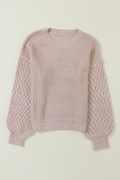 Pergamentfarbener pullover mit zopfstrickärmeln und hängeschultern