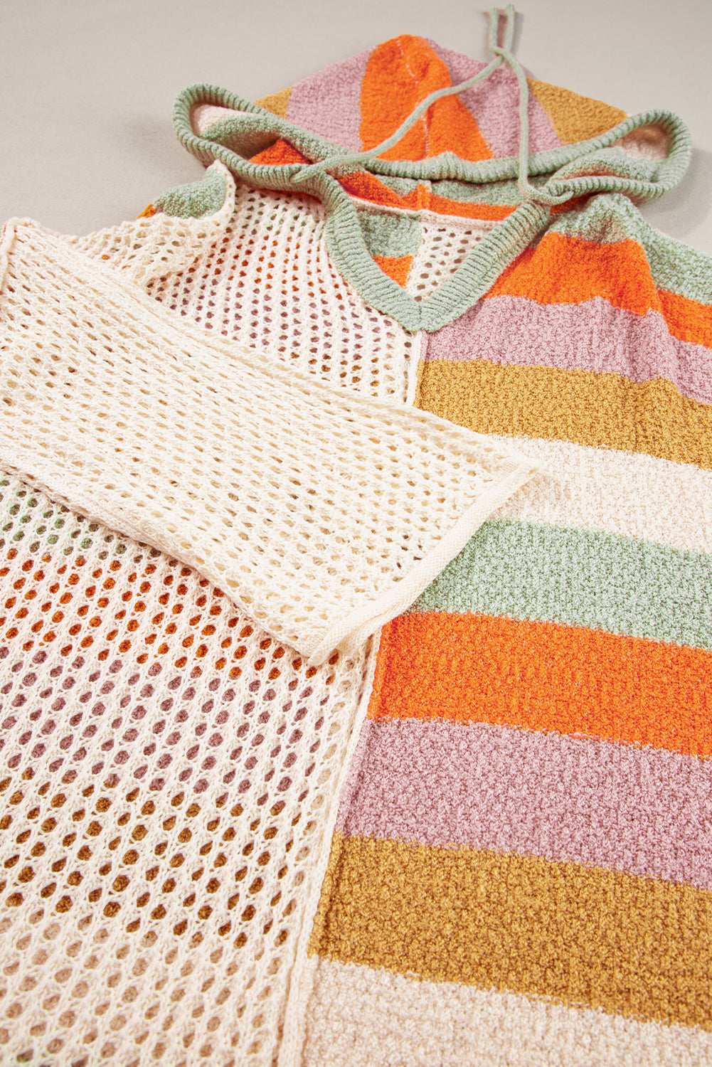 Beige übergroßer colorblock pullover mit kapuze und v-ausschnitt