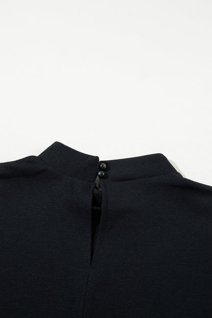 Schwarzes shiftkleid mit rundhalsausschnitt und flatterärmeln