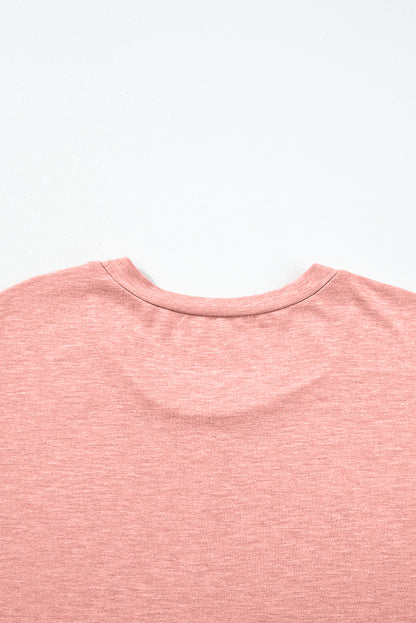 Rosafarbenes t-shirt-kleid mit gerollten manschetten und mittelnaht