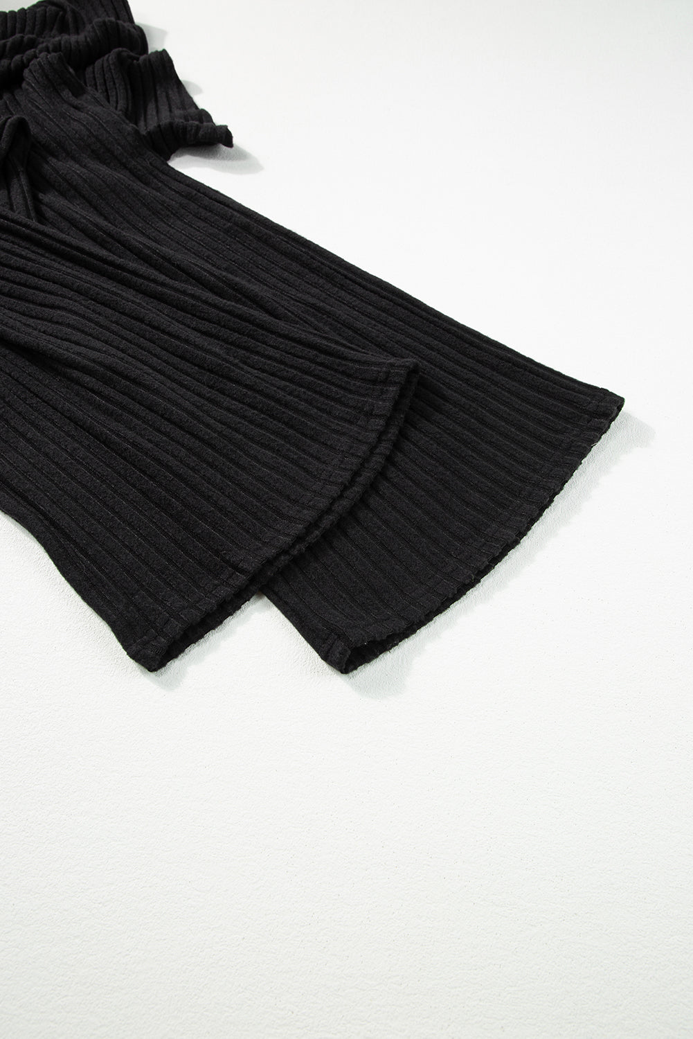 Schwarzer vollfarbiger gerippter kurzarm-overall mit weitem bein