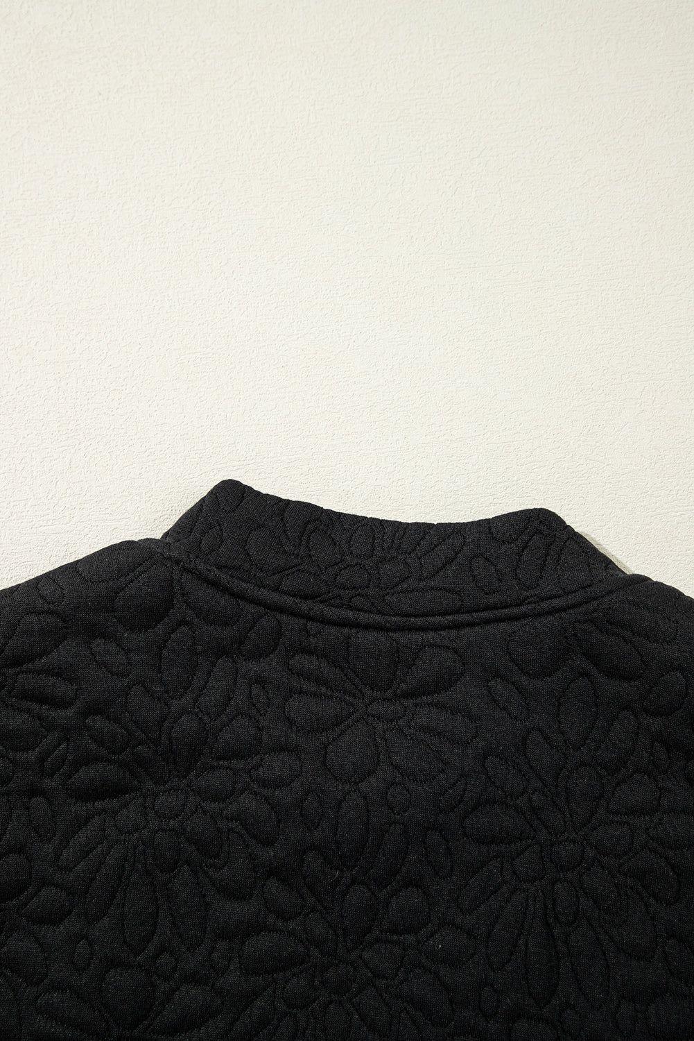 Schwarze gesteppte jacke mit blumenmuster