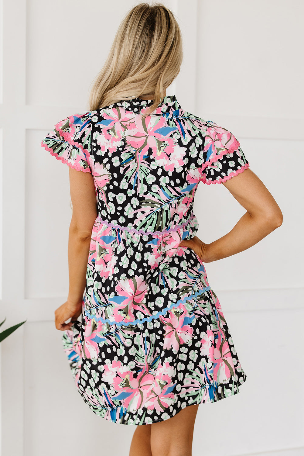 Rosa geblümtes ricrac verschönertes gestuftes minikleid