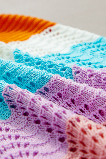 Mehrfarbiges gestreiftes, strukturiertes strickoberteil ohne ärmel mit wellenmuster