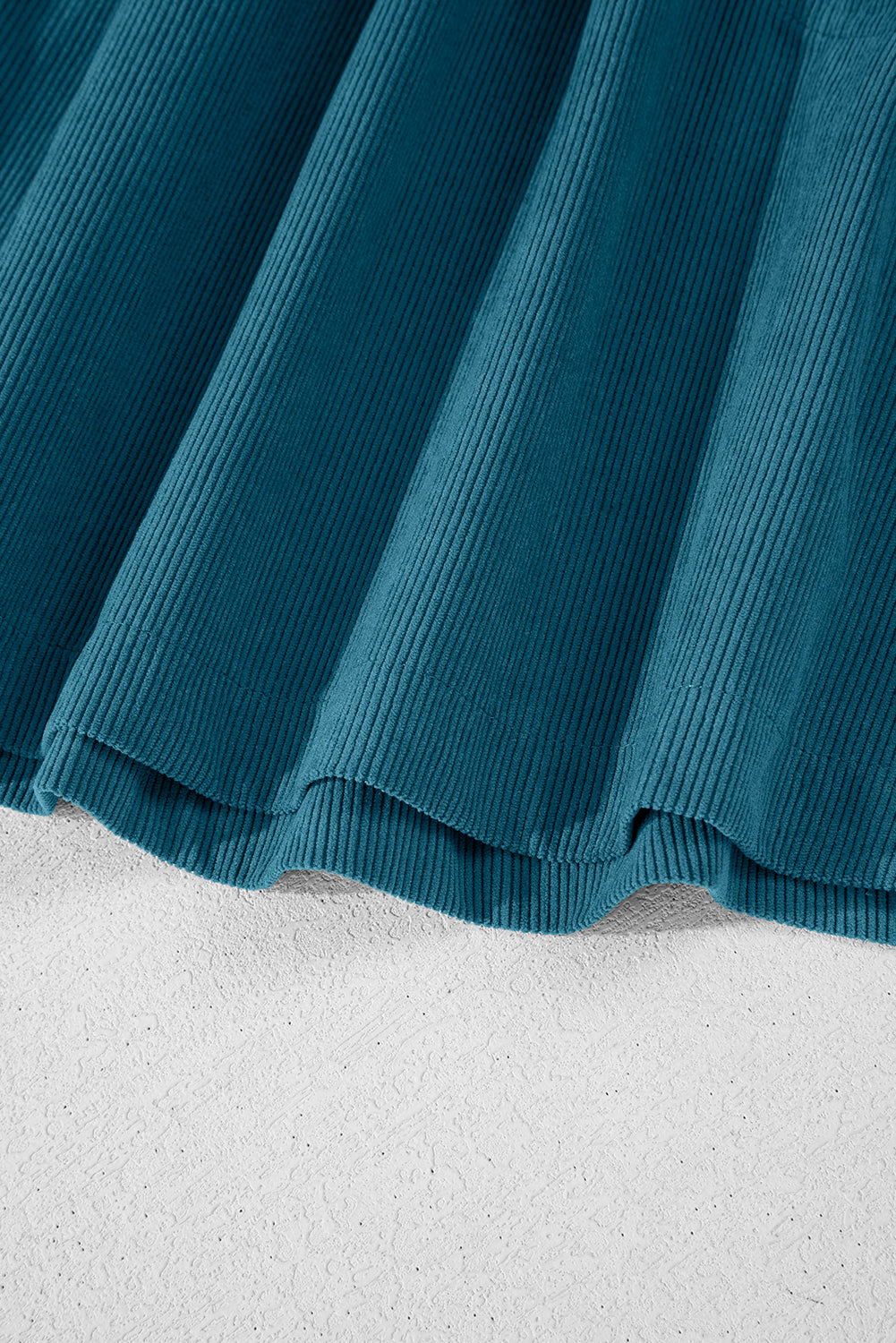 Blaues cord-knopf-kleid mit empire-taille und armband-ärmeln