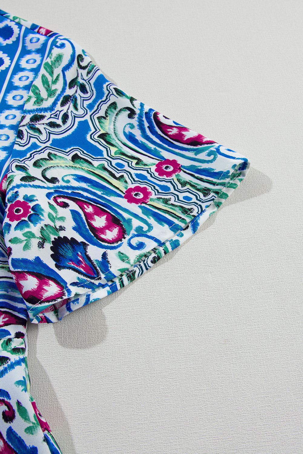 Himmelblau bohemian print krawattenausschnitt rüschensaum kurzes kleid
