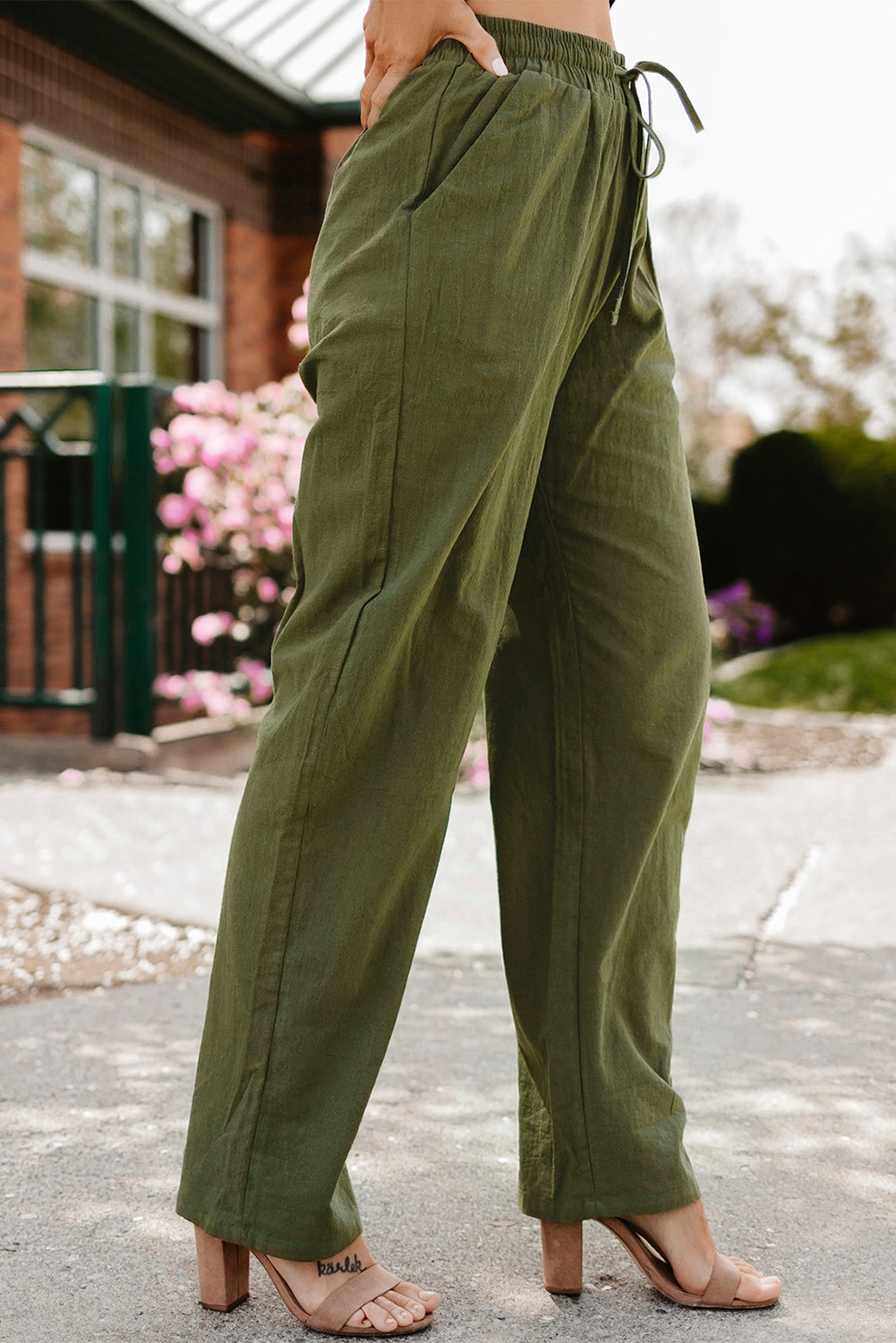 Grüne hose mit kordelzug und elastischer taille lange, gerade hosenbeine