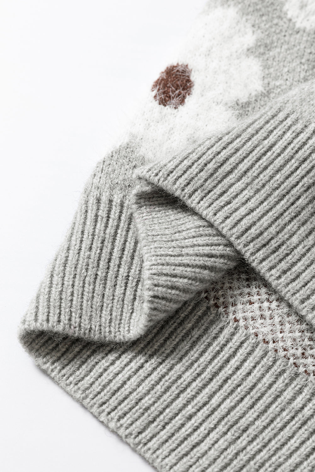 Grauer pullover mit floralem muster und halbem reißverschluss an der schulter