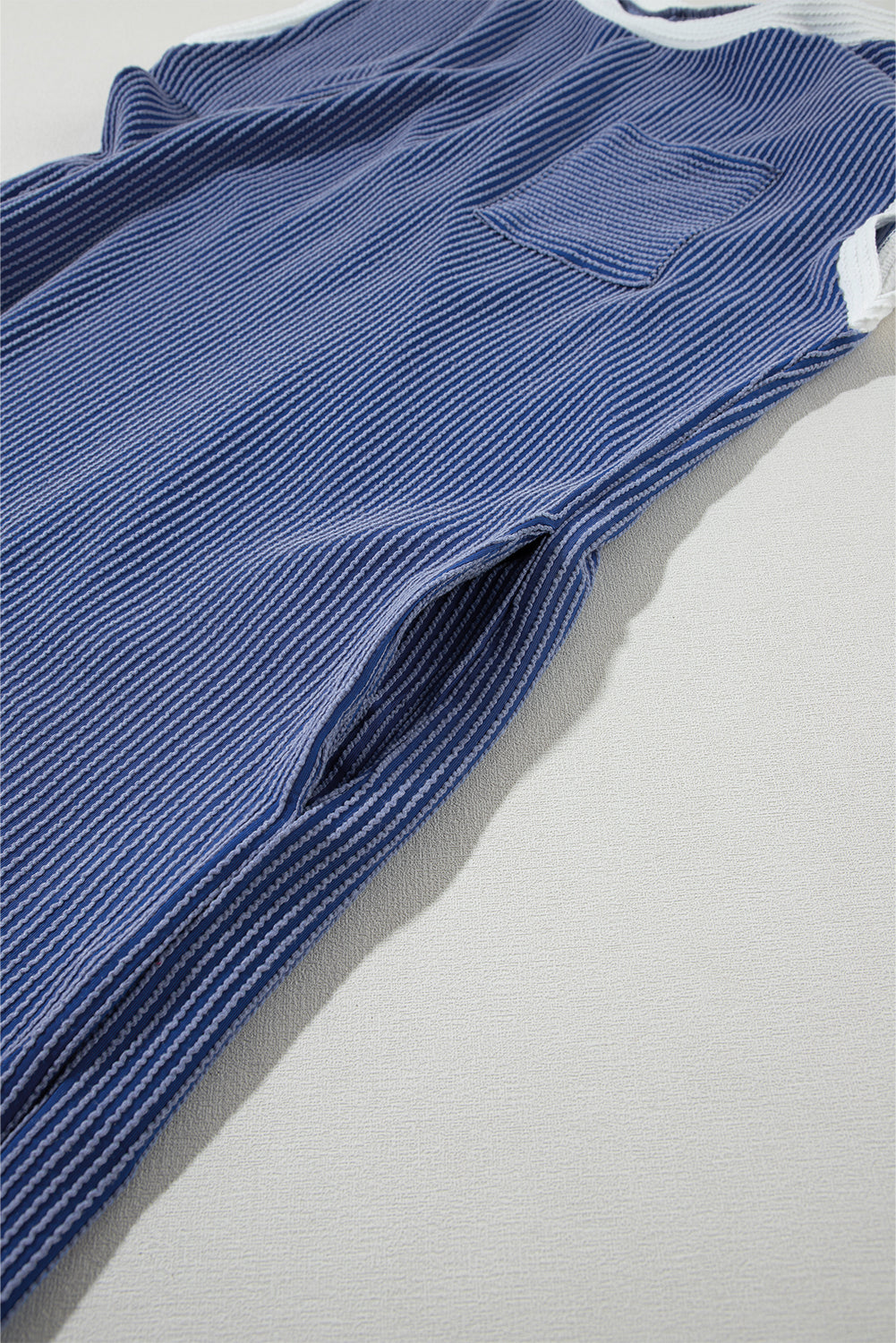 Segelblaues t-shirt-kleid mit strukturierten rippenärmeln