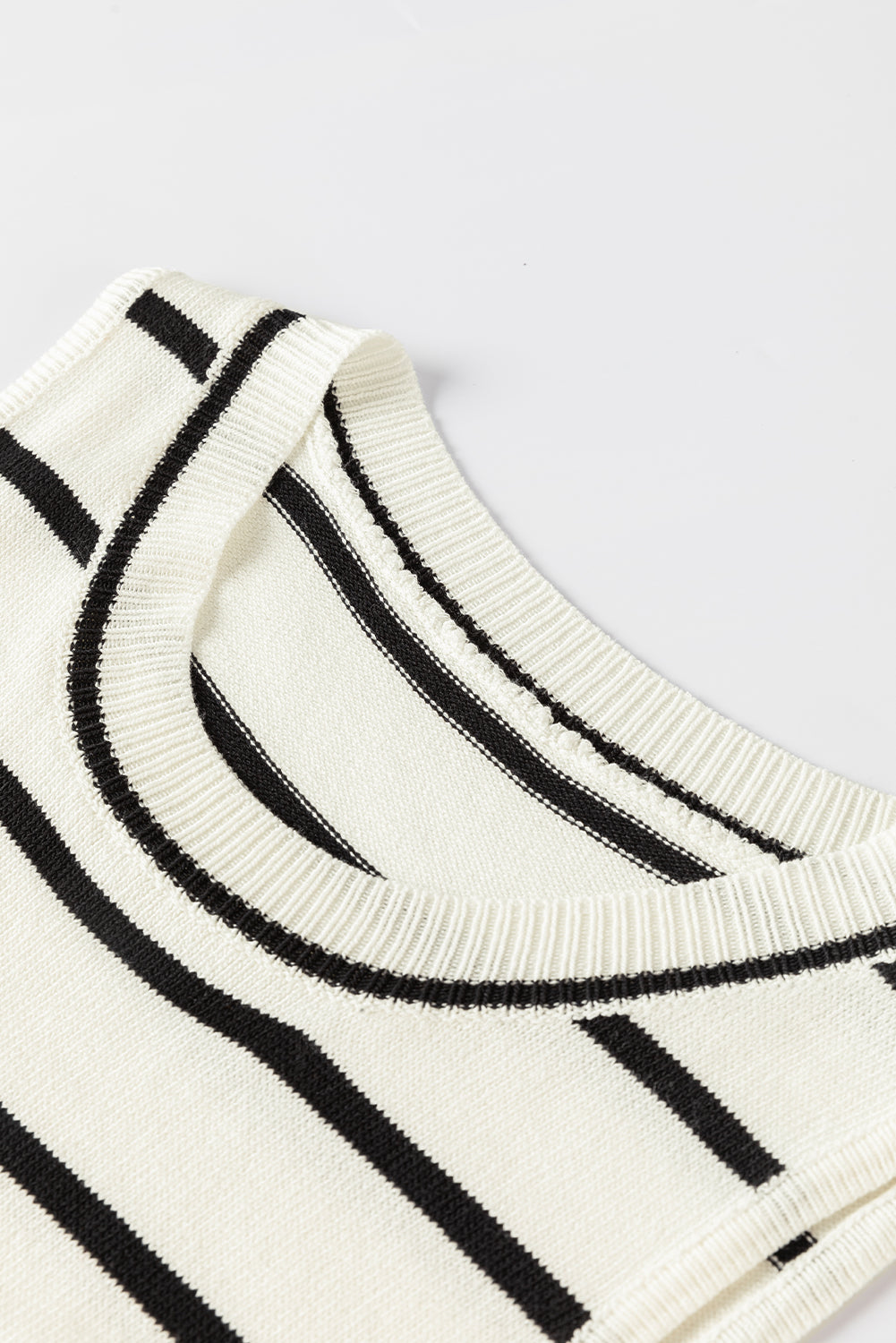 Weiß gestreifte pullover-weste mit rundhalsausschnitt