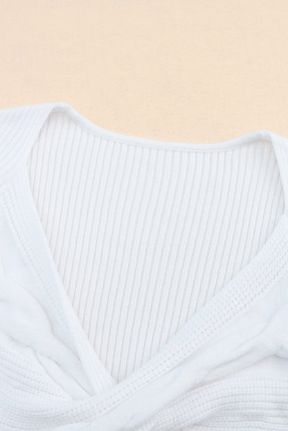 Weißer pullover mit gekreuztem kabel und v-ausschnitt