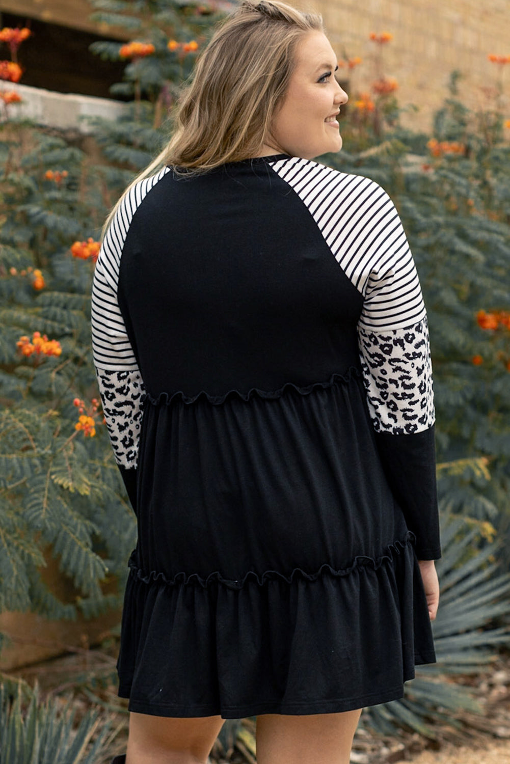 Schwarzes gestreiftes leoparden-patch-ärmel-rüschen-kleid in übergröße