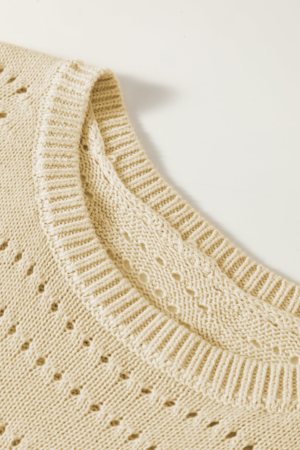 Beige gestrickter kurzarm-kropfpullover