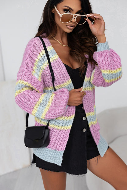 Rosa gestreifte strickjacke mit offener vorderseite und kontraststreifen