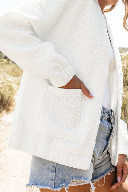 Weiße gesteppte jacke mit blumenmuster