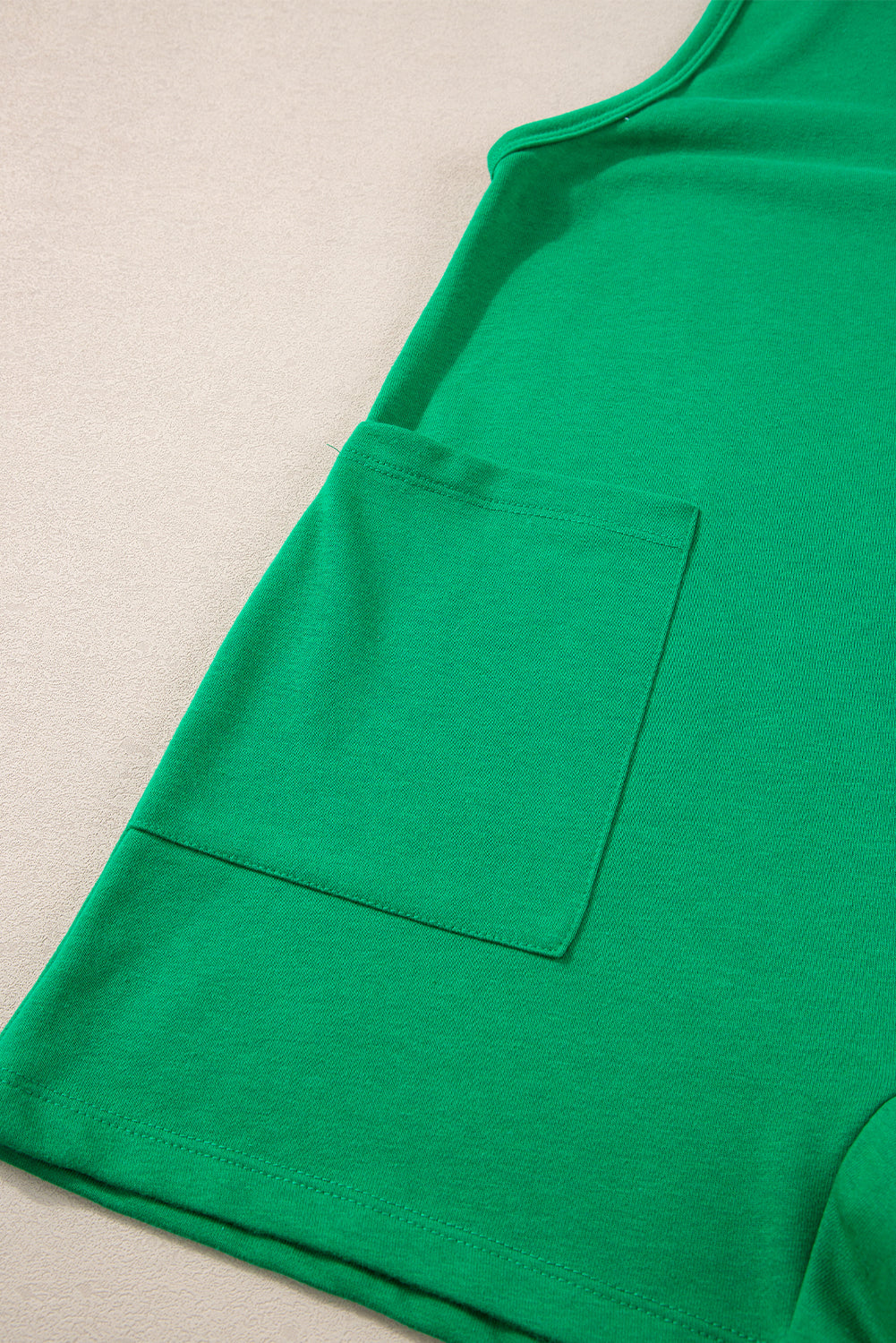 Hellgrüner ärmelloser jersey-strampler mit v-ausschnitt und taschen