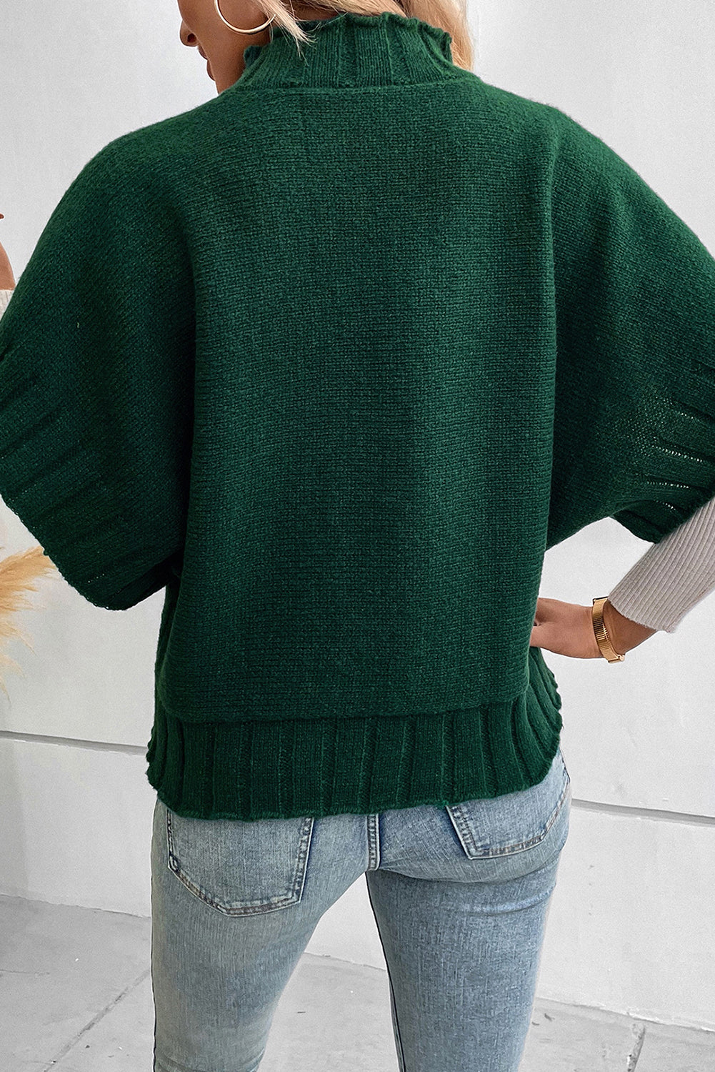 Schwarz-grüner batwing-kurzarm-strickpullover mit rundhalsausschnitt