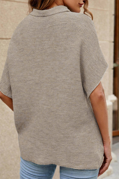 Aprikosenfarbener pullover mit hohem hals und kurzen fledermausärmeln