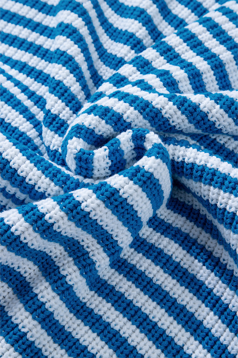 Himmelblauer streifen-pullover mit reißverschluss und schultertasche