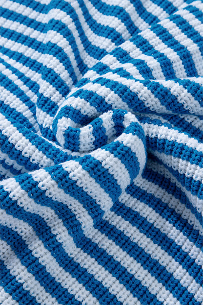 Himmelblauer streifen-pullover mit reißverschluss und schultertasche
