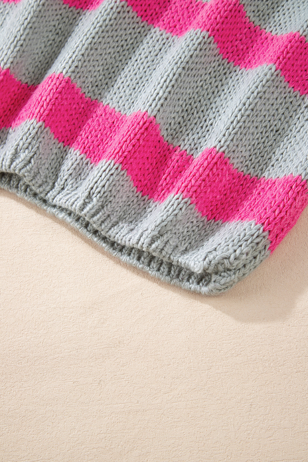 Rosa gestreifter colorblock-strickpullover mit v-ausschnitt und lockerer passform
