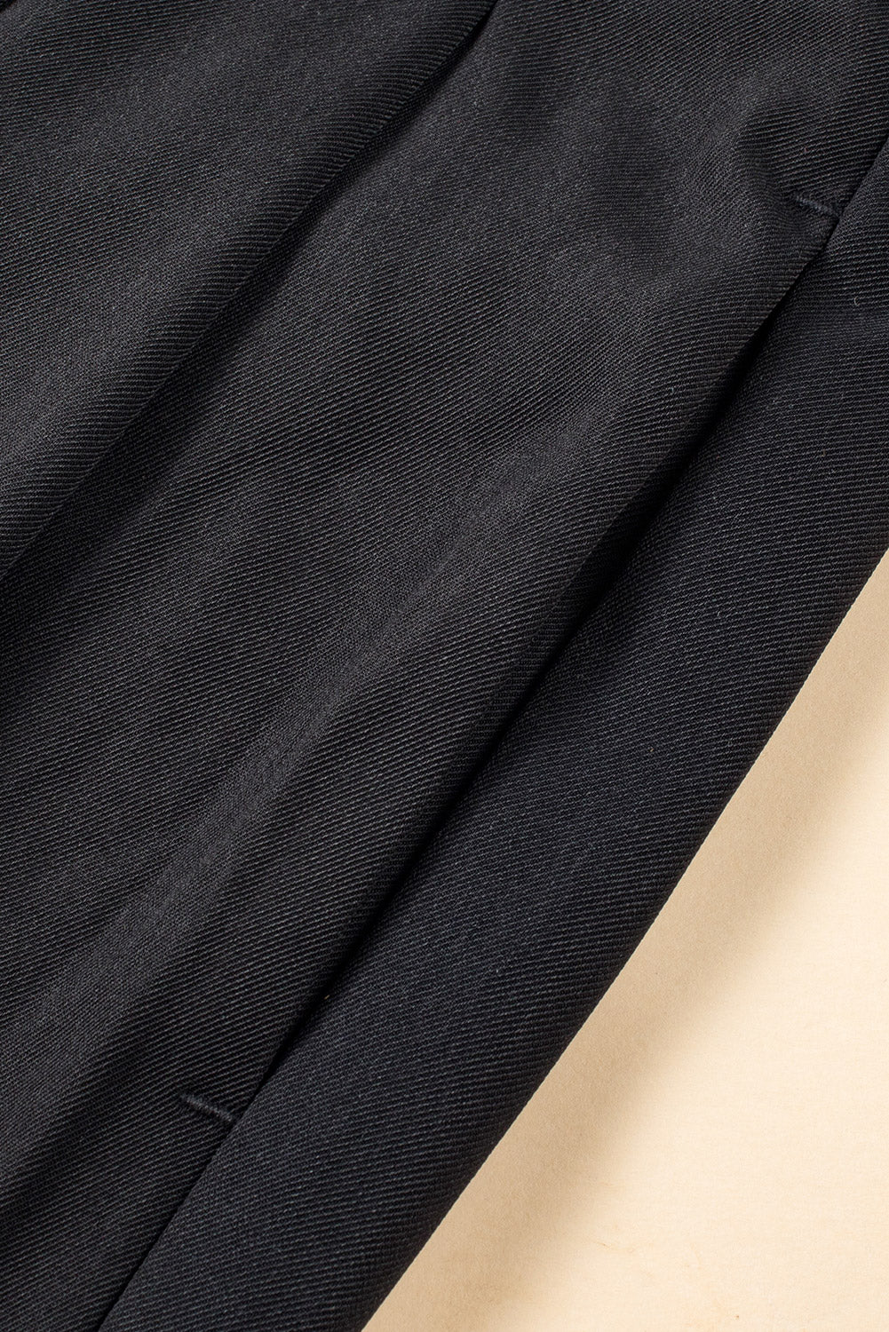 Schwarze plissierte elegante hose mit weitem bein
