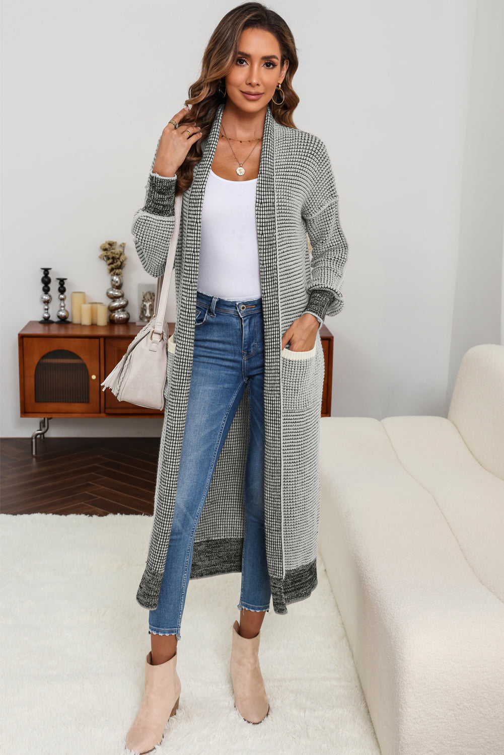 Grauer strukturierter strick-cardigan mit taschen