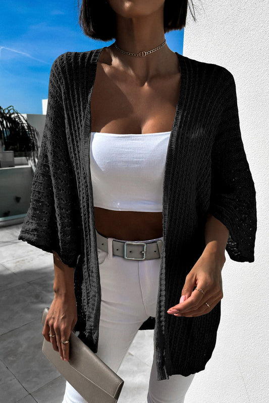 Schwarze strickjacke mit ausgehöhlten armbändern und ärmeln
