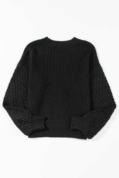 Schwarzer pullover mit zopfstrickärmeln und hängeschultern