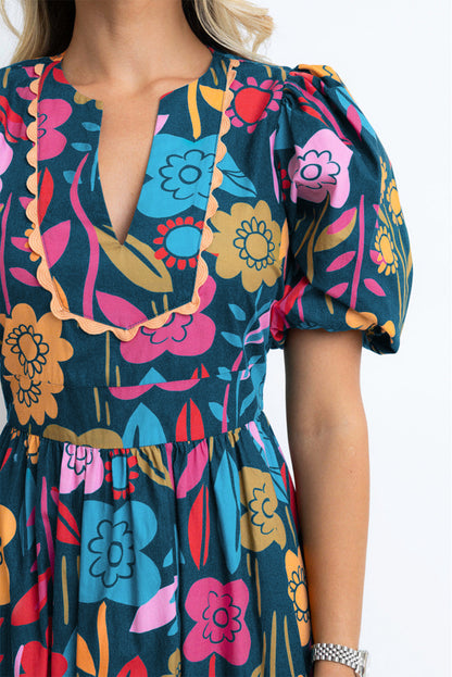 Grünes retro-maxikleid mit blumenmuster und geteiltem ausschnitt