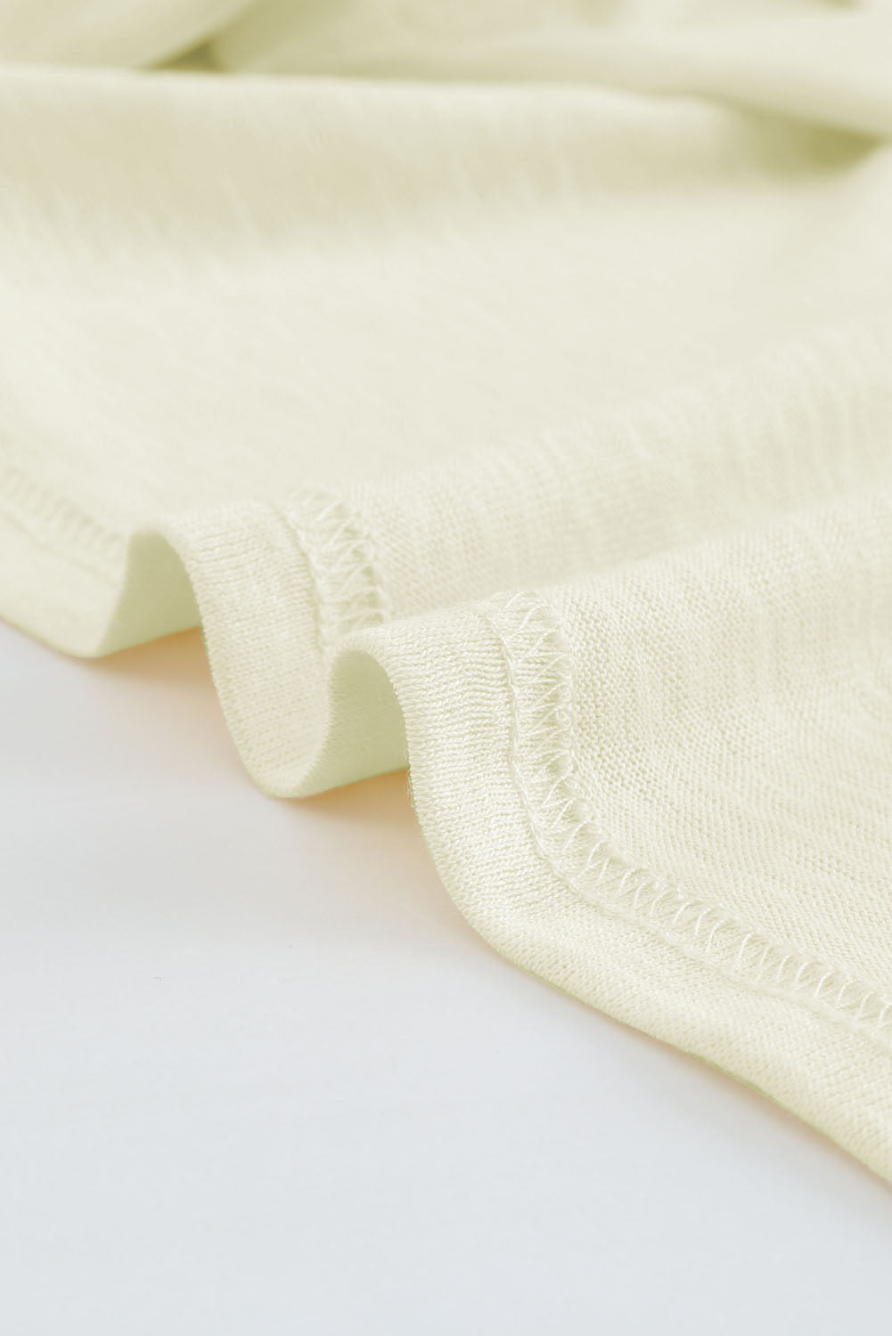 Beigefarbene strickjacke mit knöpfen und offener vorderseite