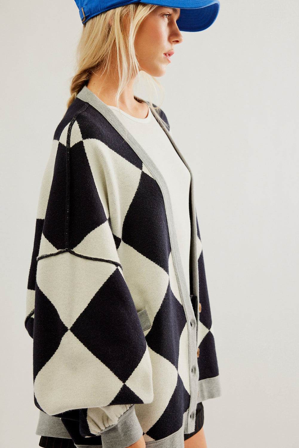 Schwarzer colorblock-cardigan mit geknöpften schultern und lockerer passform