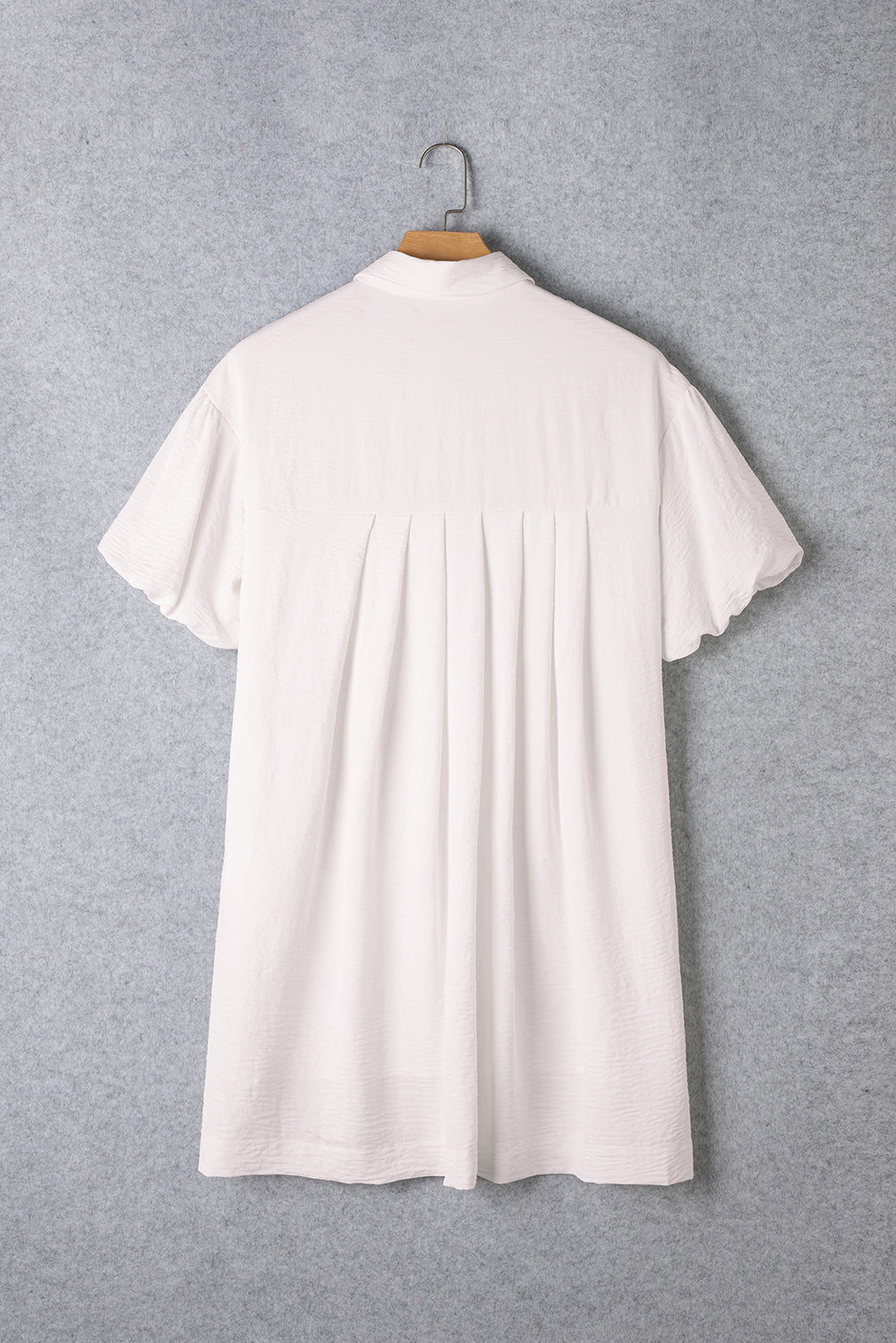 Weißes minikleid mit halben puffärmeln und geknöpftem hemd