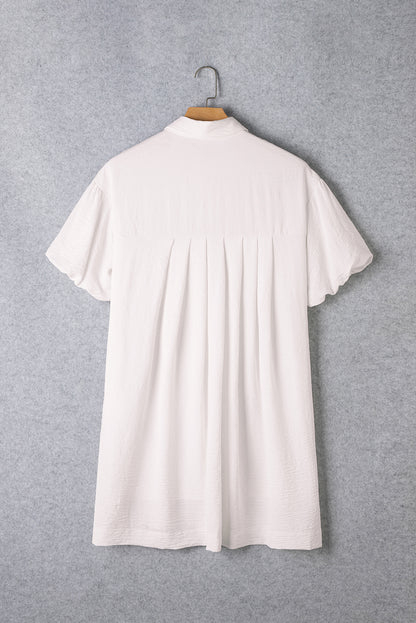 Weißes minikleid mit halben puffärmeln und geknöpftem hemd