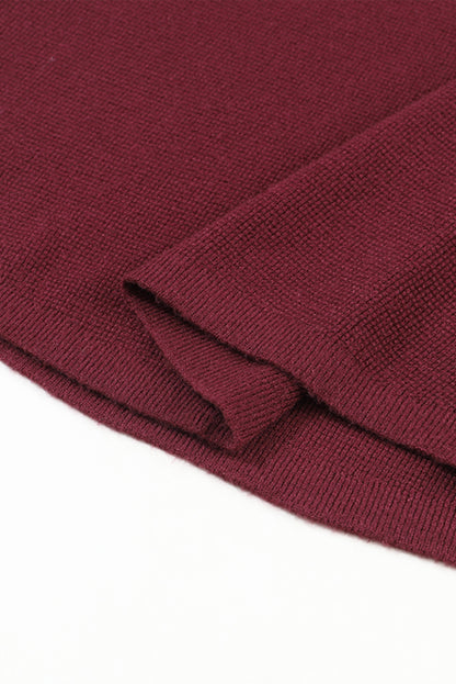 Rot gestreifter einfarbiger strickpullover mit ärmeln