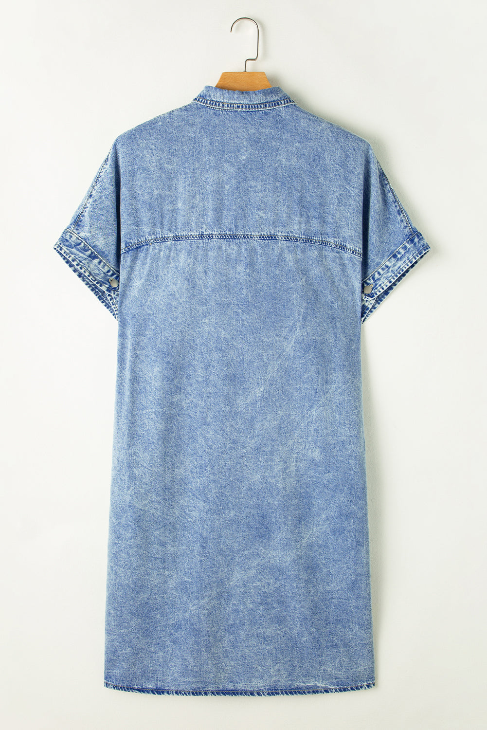 Hellblaues lockeres Hemd mit kurzen Ärmeln und mittlerer Waschung Chambray-Kleid