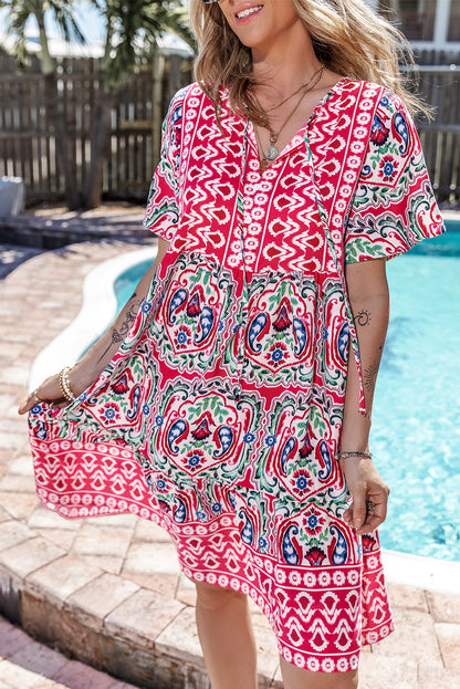 Rosa bohemian print krawattenausschnitt rüschensaum kurzes kleid