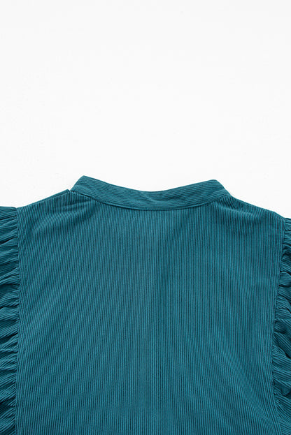 Blaues cord-knopf-kleid mit empire-taille und armband-ärmeln