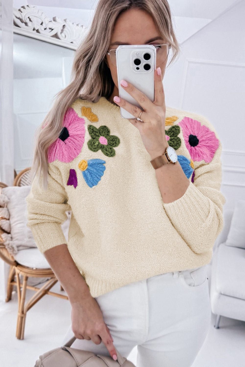 Beige gestrickter pullover mit blumenmuster und geripptem rand
