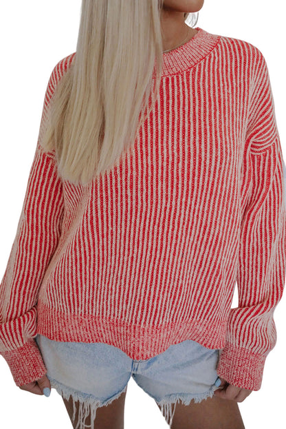 Gestreifter druck gerippter besatz pullover mit rundhalsausschnitt