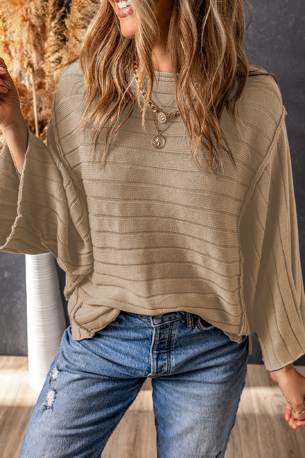 Braunes rippenstrick-dolman-top mit offener naht