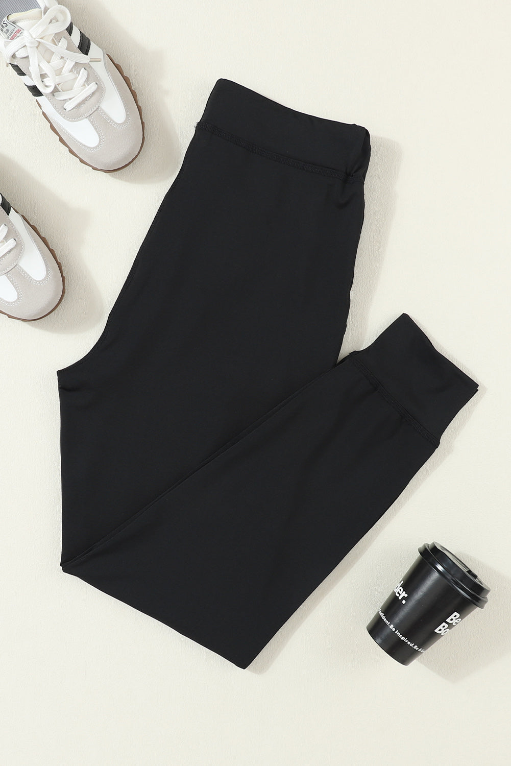 Schwarze jogginghose mit kordelzug an der taille