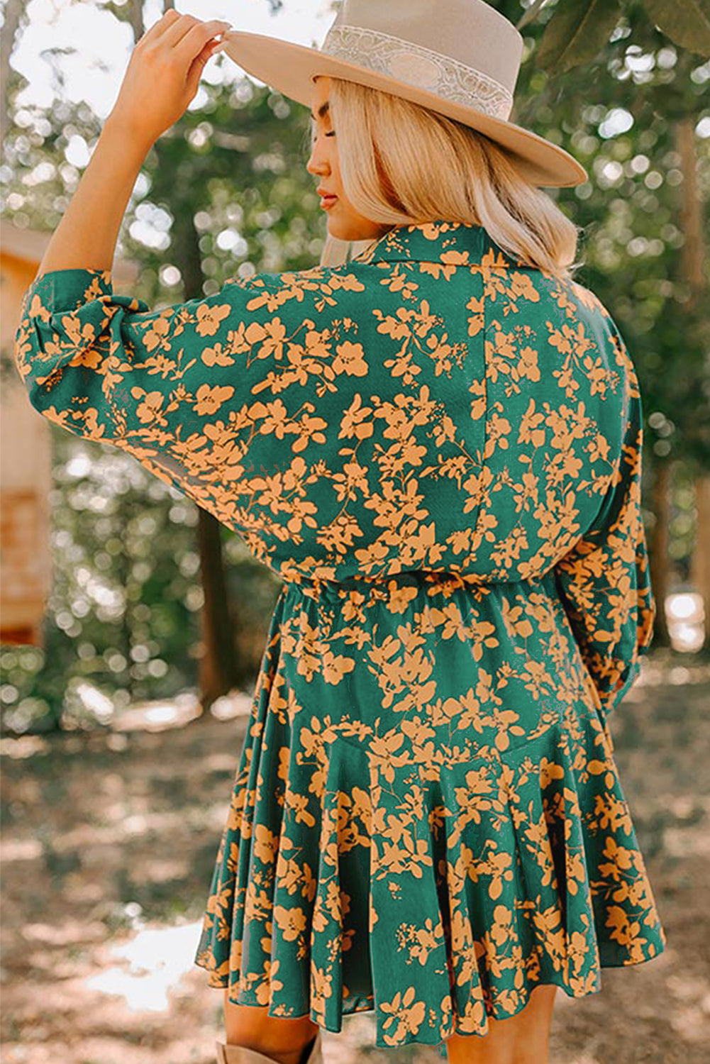 Grüner blumendruck kordelzug tunika kurzes kleid